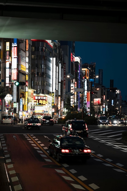 街の通りで車を運転する人