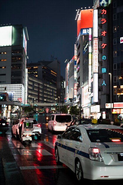 街の通りで車を運転する人