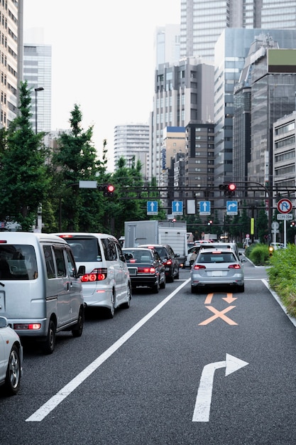 自由摄影人开车在城市街道上