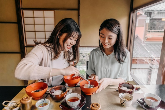 おいしい食べ物を食べる人ミディアムショット