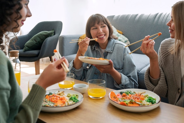 무료 사진 맛있는 연어 그릇을 먹는 사람들