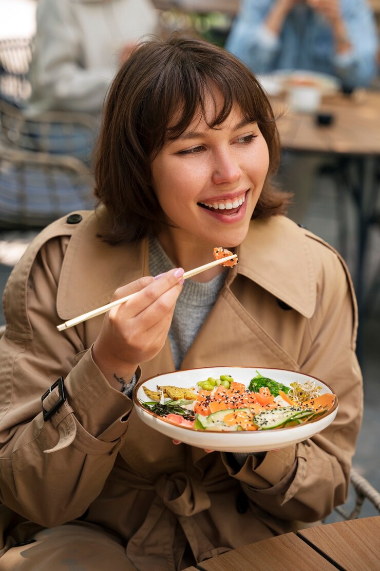 無料Photo おいしいサーモン丼を食べる人々