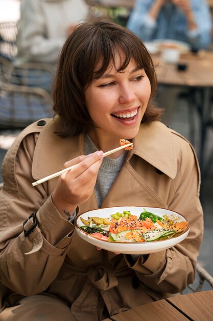 おいしいサーモン丼を食べる人々