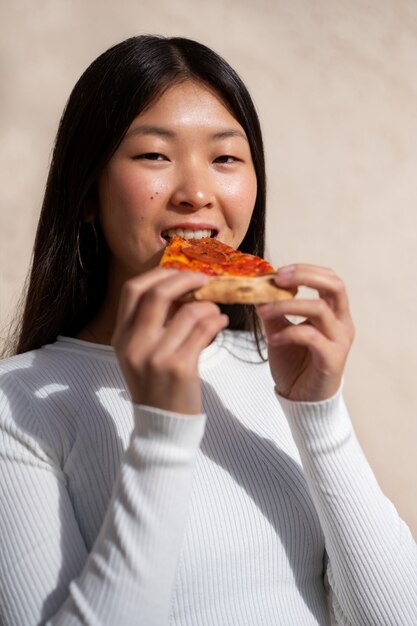 無料写真 ピザを食べる人