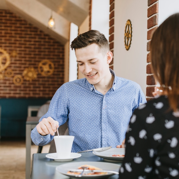 Foto gratuita persone che mangiano in un ristorante