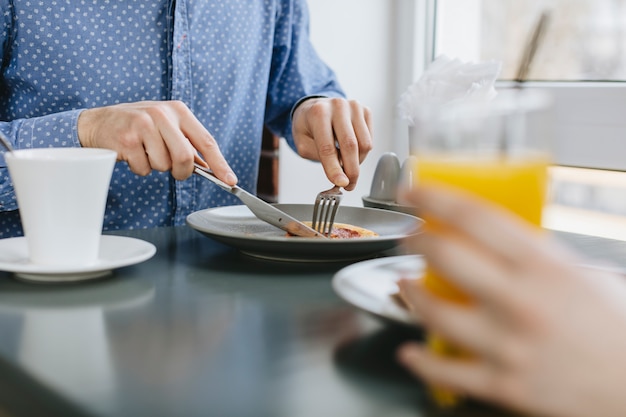 レストランで食べている人