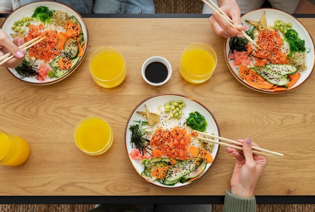 サーモンを使ったシーフード料理を食べる人々