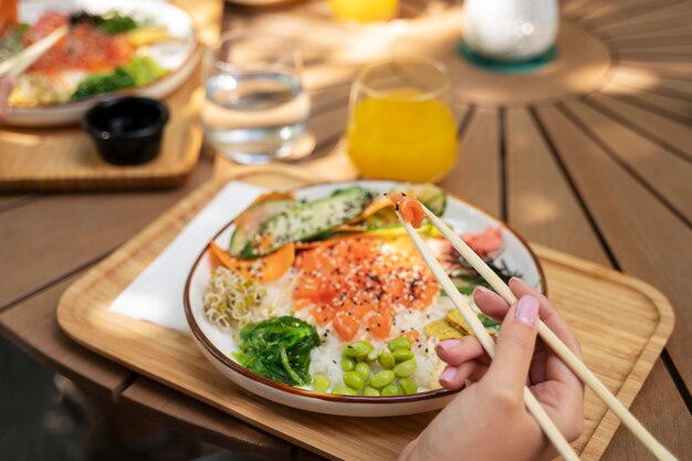 サーモンを使ったシーフード料理を食べる人々