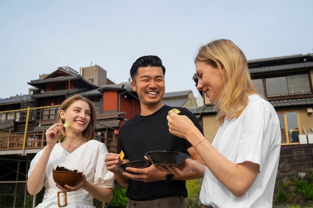 海苔スナックを食べる人々