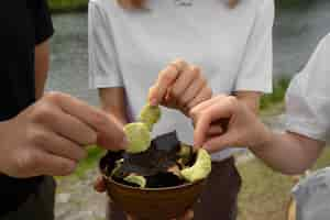 Foto gratuita persone che mangiano snack di alghe