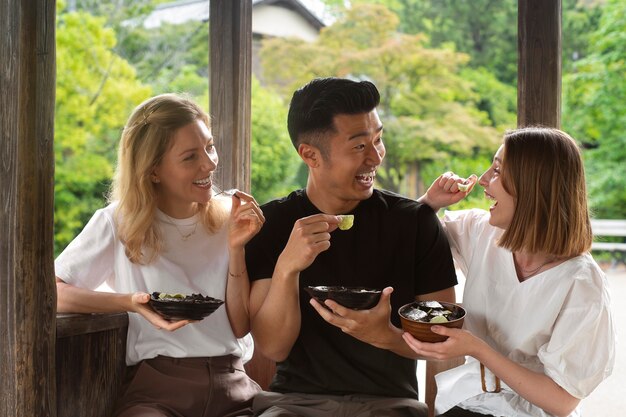 海苔スナックを食べる人々