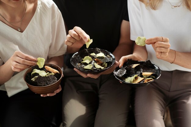 海苔スナックを食べる人々