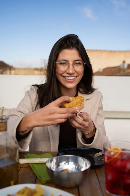 Foto gratuita persone che mangiano tortilla spagnola