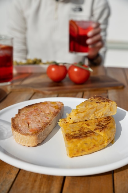 Foto gratuita persone che mangiano tortilla spagnola