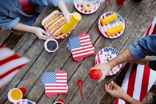 Foto gratuita persone che mangiano a tavola