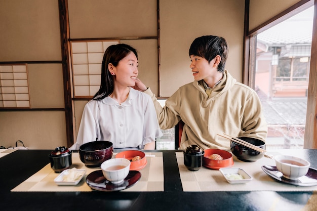 おいしい食べ物を食べる人ミディアムショット