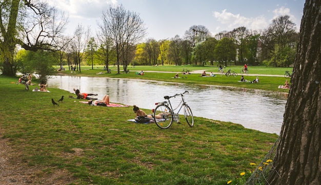 Free photo people in the english garden, munich, despite coronavirus outbreak