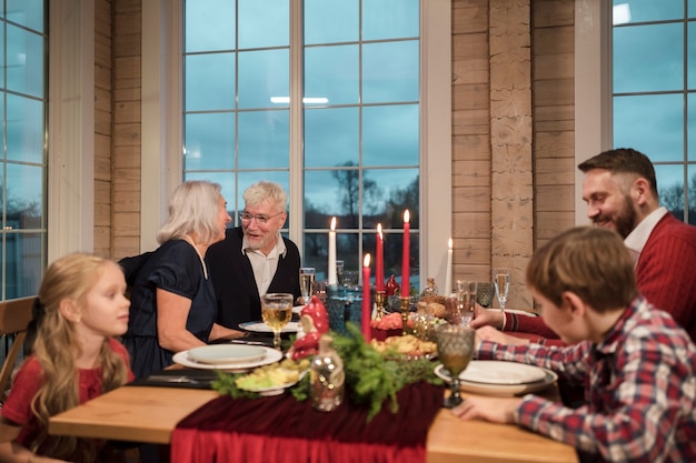 Persone che si godono una festosa cena di natale insieme