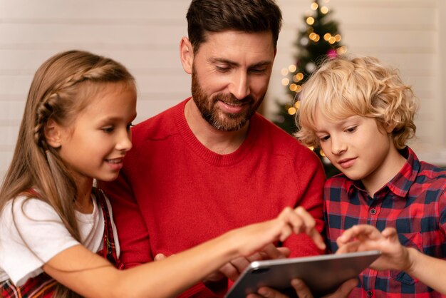 お祝いのクリスマスディナーを楽しむ人々