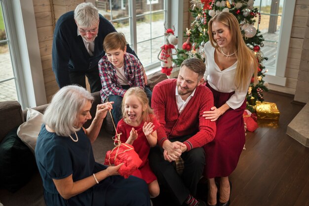 お祝いのクリスマスの集まりを楽しんでいる人々