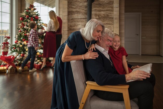 お祝いのクリスマスの集まりを楽しんでいる人々