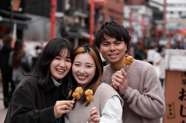日本の屋台の食べ物を楽しむ人々