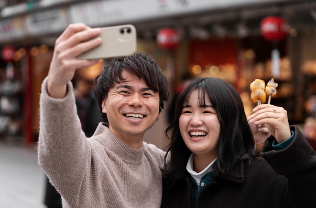 日本の屋台の食べ物を楽しむ人々