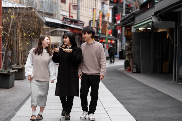 日本の屋台の食べ物を楽しむ人々