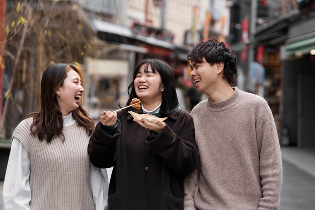 日本の屋台の食べ物を楽しむ人々