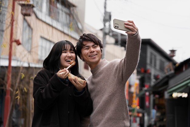 日本の屋台の食べ物を楽しむ人々