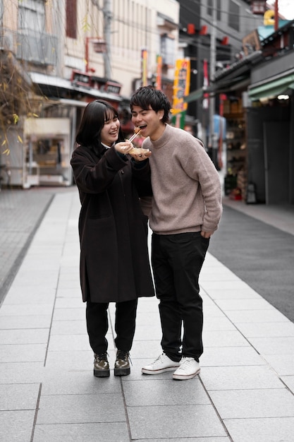 Бесплатное фото Люди наслаждаются японской уличной едой