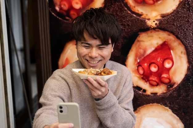 Люди наслаждаются японской уличной едой