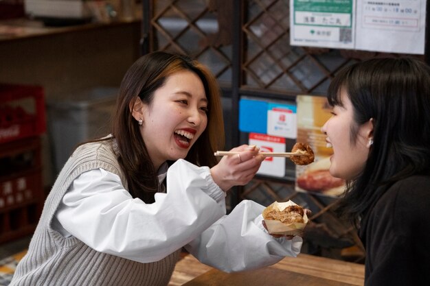 日本の屋台の食べ物を楽しむ人々