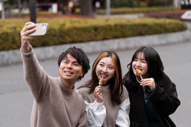 日本の屋台の食べ物を楽しむ人々