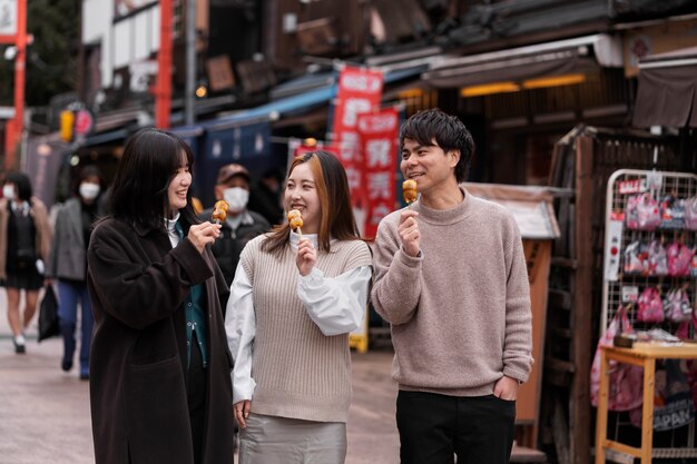 일본 길거리 음식을 즐기는 사람들