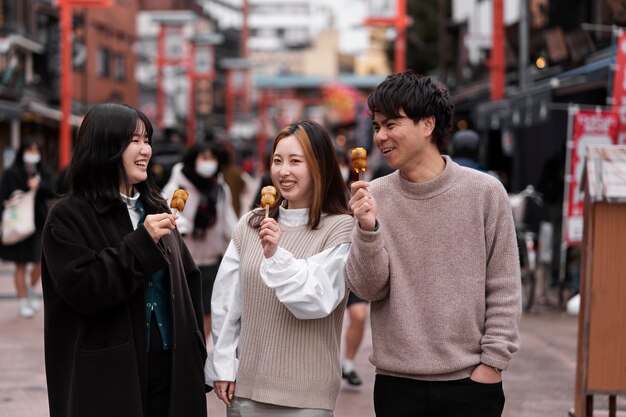 日本の屋台の食べ物を楽しむ人々