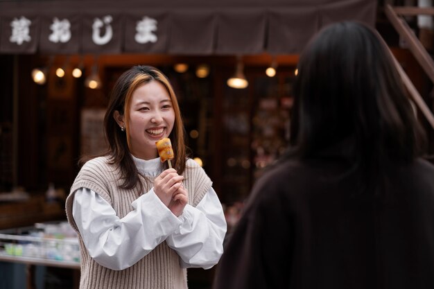 일본 길거리 음식을 즐기는 사람들