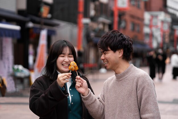 日本の屋台の食べ物を楽しむ人々