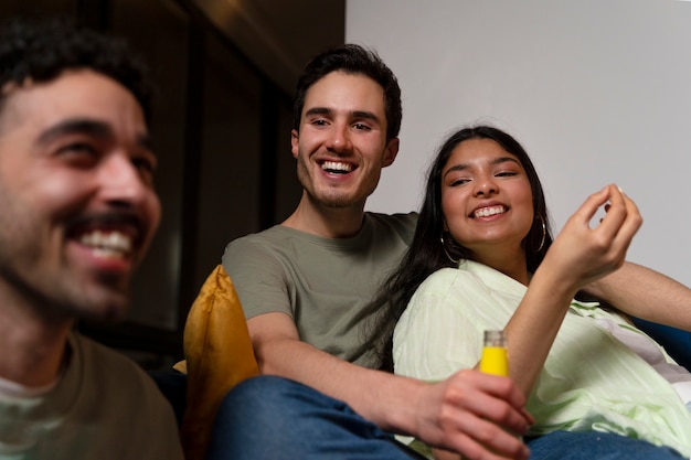 Foto gratuita persone che si godono la serata al cinema