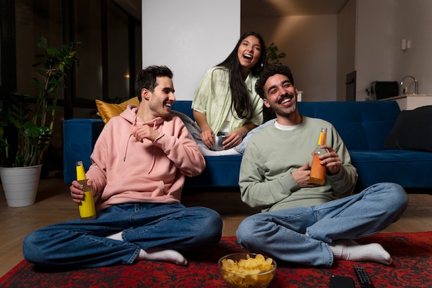 Foto gratuita persone che si godono la serata al cinema