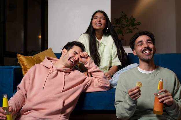 Foto gratuita persone che si godono la serata al cinema