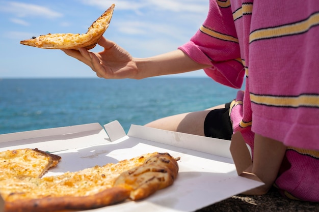 야외에서 피자 스낵을 즐기는 사람들