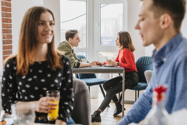 Persone che si godono in un ristorante