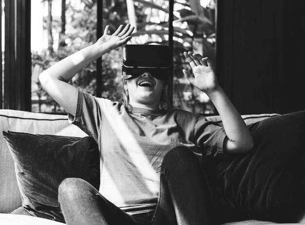 Люди наслаждаются очками виртуальной реальности