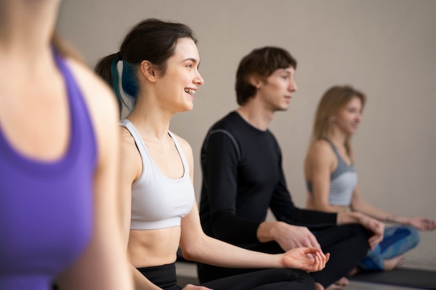 Foto gratuita persone che si godono il ritiro yoga