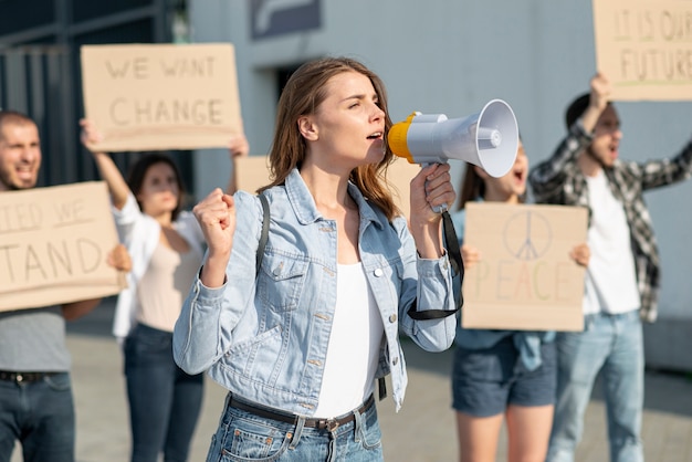 Foto gratuita le persone si riuniscono per radunarsi per la pace