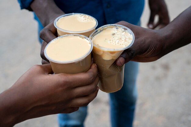 Persone che prendono una bevanda fredda