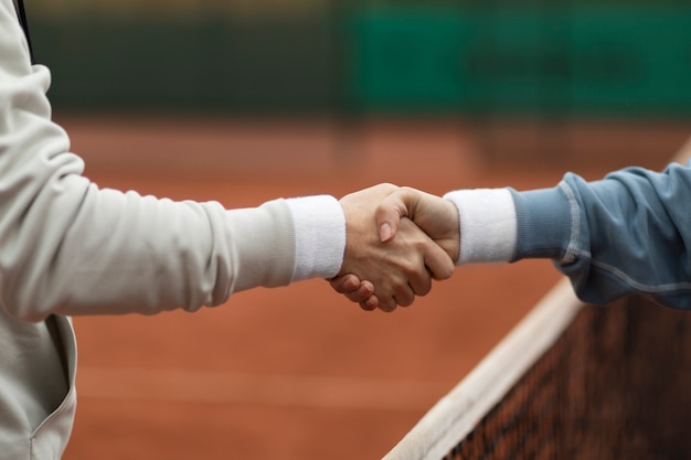 Foto gratuita persone che si preparano per la partita di tennis in inverno