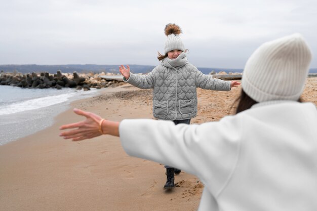 冬の海辺を散歩する人々