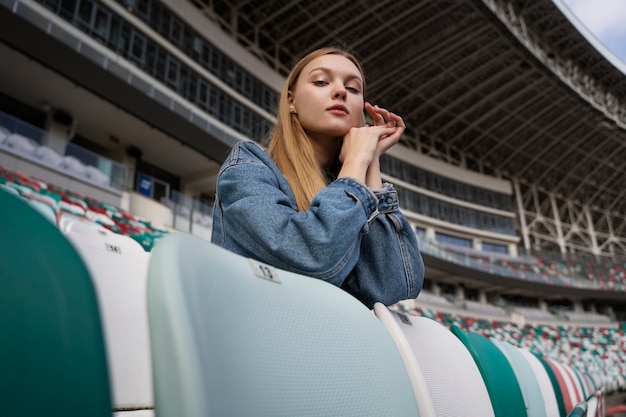 Foto gratuita persone in tribuna